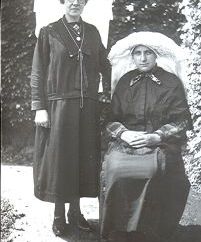 Nelly Teep en Marie Smulders, ±1945